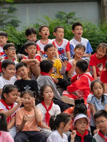 一批年轻的孩子在一个人群中