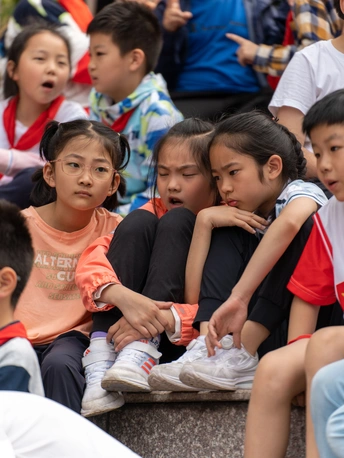 一群年轻的孩子并排坐着