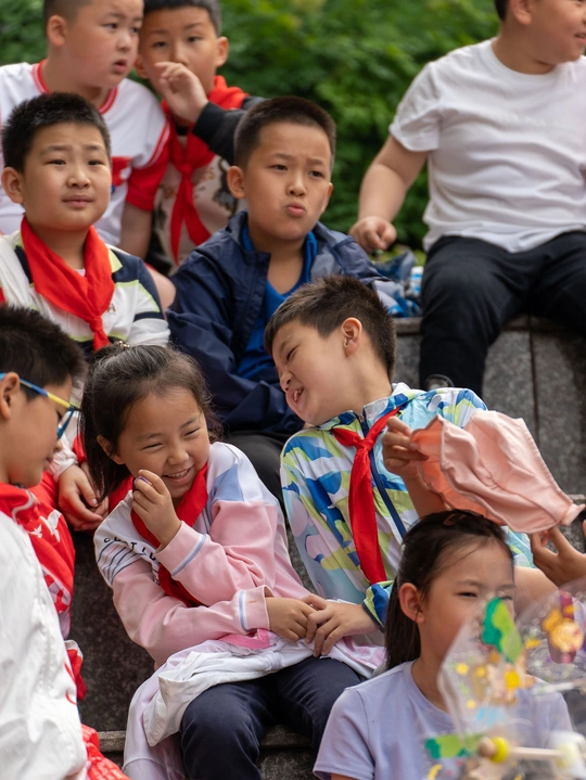 一群年轻人并排坐着