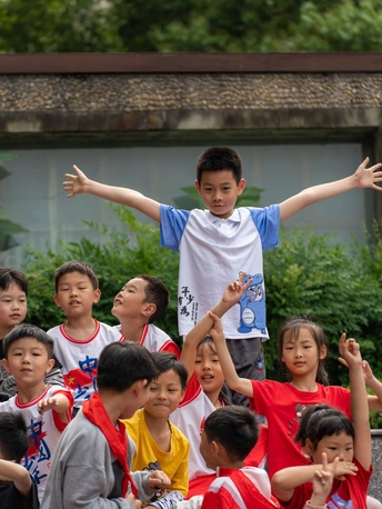 站在人群中的一个年轻男孩