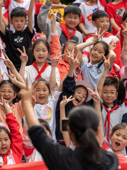 一群年轻的孩子在欢呼并摆姿势拍照