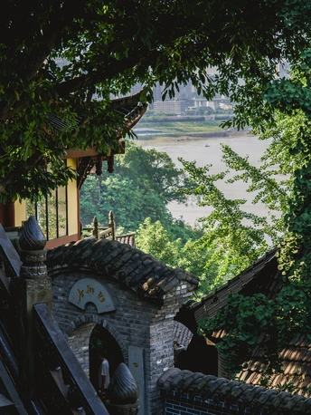 一条河流 一座城市 树木和一座建筑的景象