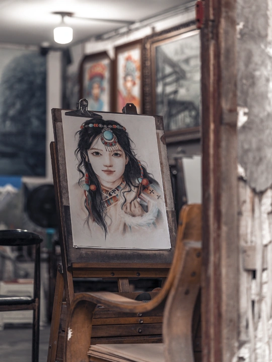 一幅画 画的是一个女孩坐在画架前的一把椅子上