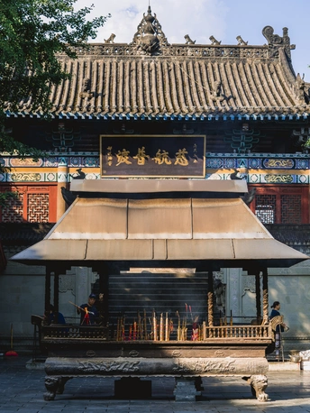 紫禁城的一座带金属屋顶的建筑