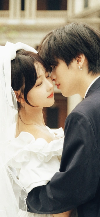 新人在婚礼上亲吻一对男女