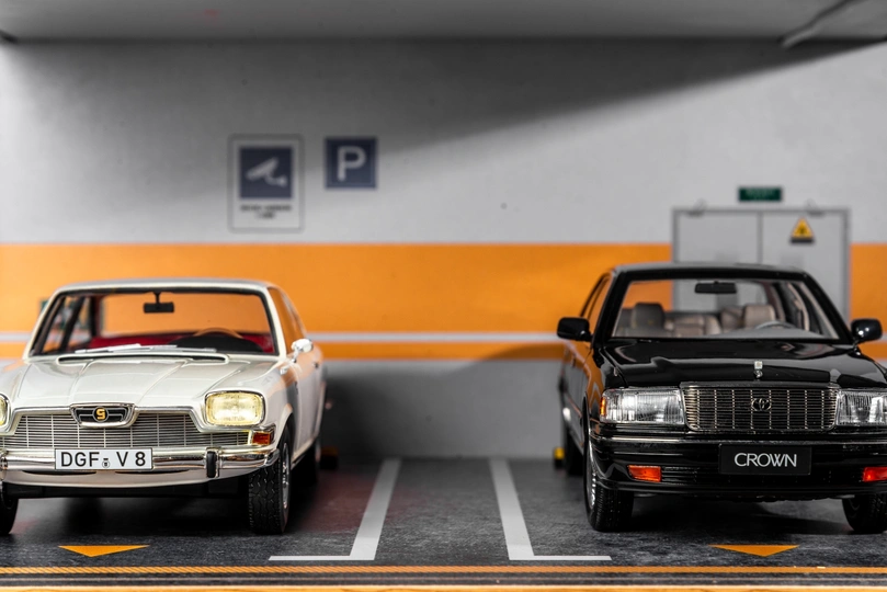 一组紧挨着的车