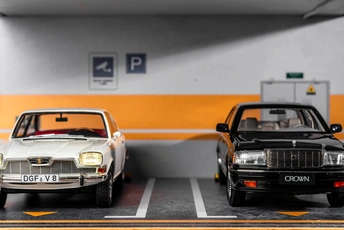 一组紧挨着的车