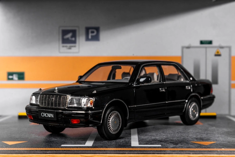 停车场里的汽车玩具模型