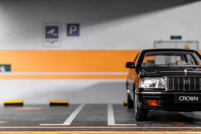 停车场里的汽车玩具模型