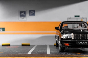 停车场里的汽车玩具模型