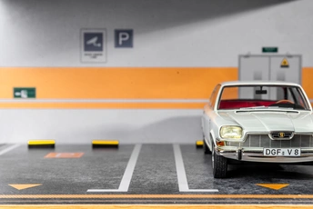 一个玩具车在停车场