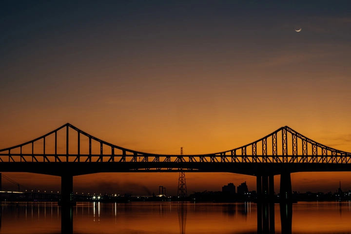 夕阳桥影