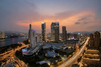 傍晚或日落时的一座城市 拥有建筑群和河流的天际线。