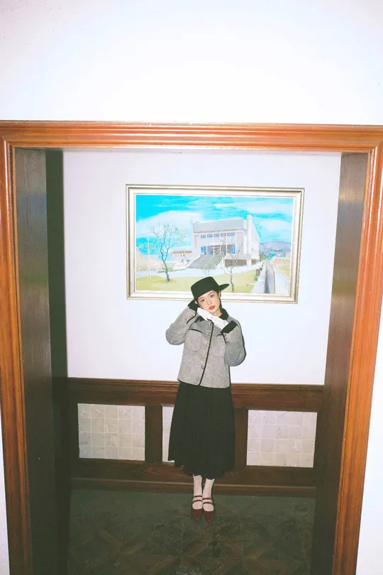 一位年轻女子站在镜子前拍照