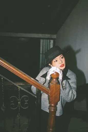 一位戴黑色帽子和大衣的女人