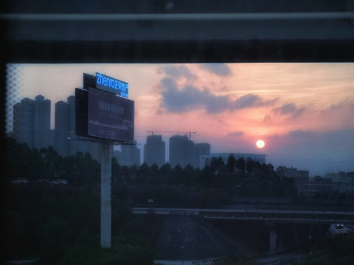 车窗外的晚霞
