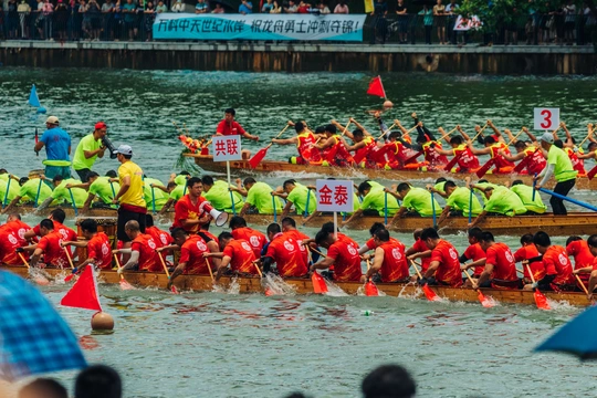 穿着红衬衫的人们组成团队在水体中比赛