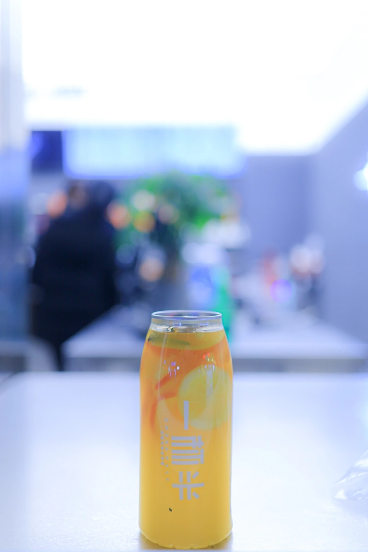 夜晚街景霓虹灯下的路