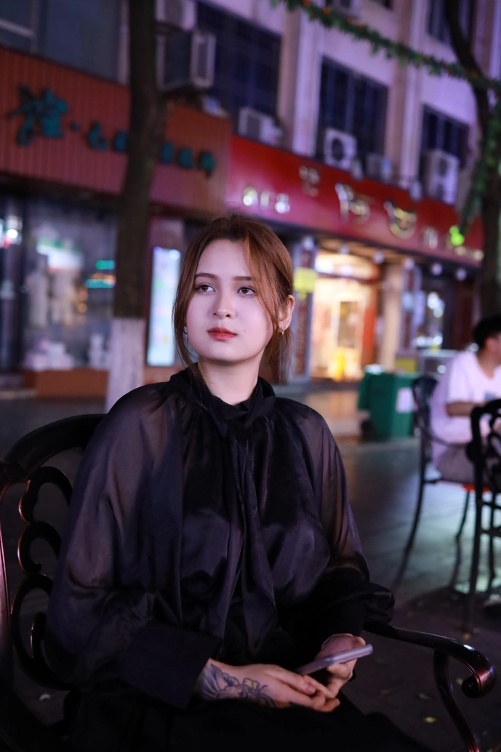 黑色系女生，