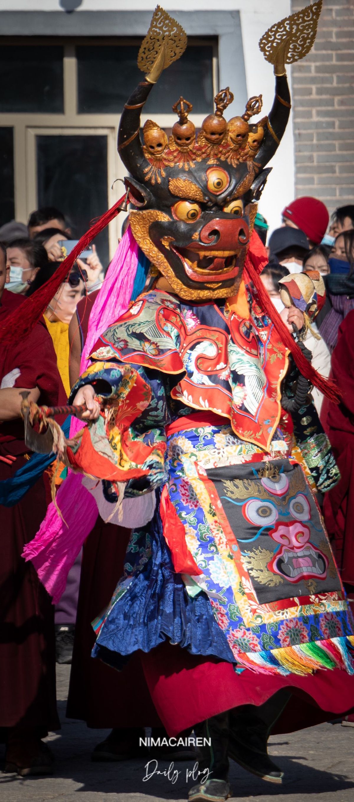 人们穿着五颜六色的服装和面具在游行中跳舞。