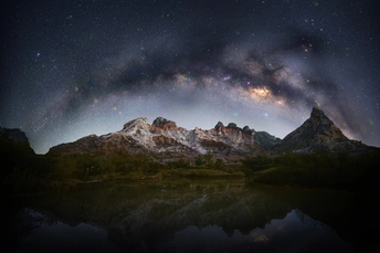 夜晚的山脉 天空中繁星闪烁 水面倒影