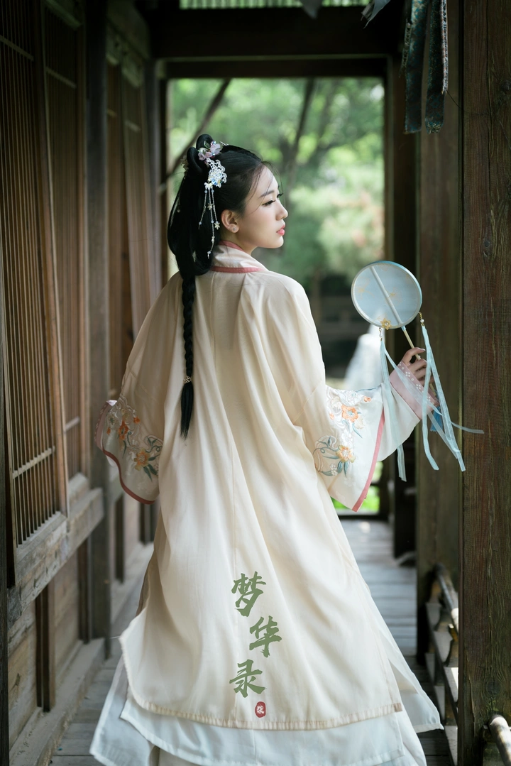 “云想衣裳花想容，春风拂槛露华浓”