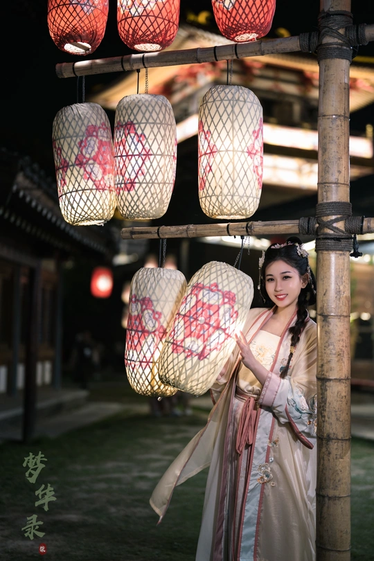 一位穿着和服的年轻女子在夜晚挂着灯笼
