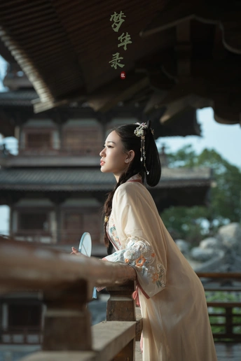 一位穿着传统服装的年轻女子站在一栋建筑前