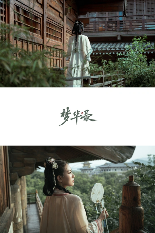 在一栋木质建筑前 一位穿着传统服装的女士的画像。