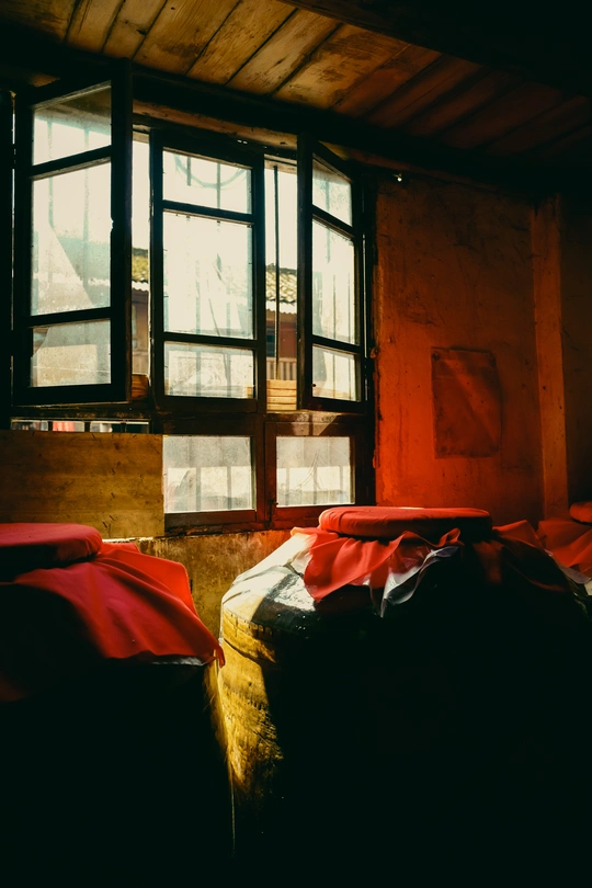 一个黑暗的房间 有一张床和一扇窗户