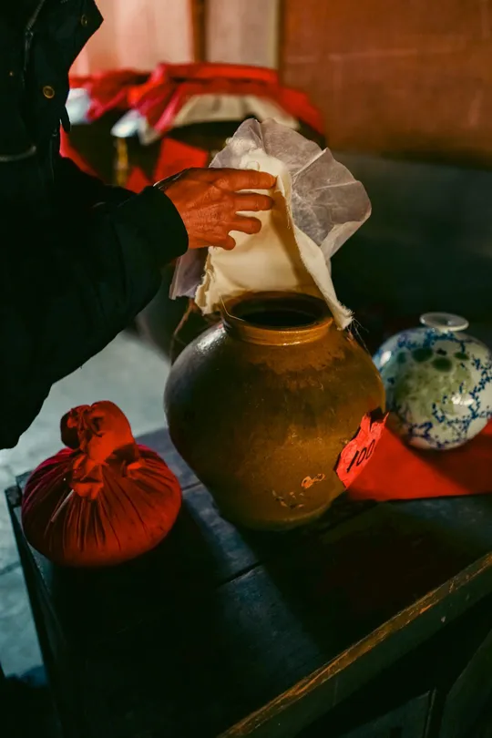 男子正在给桌子旁边的女人倒牛奶。