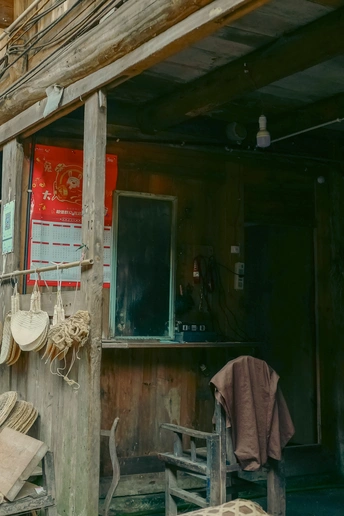 一个带有木墙和挂物的小棚屋