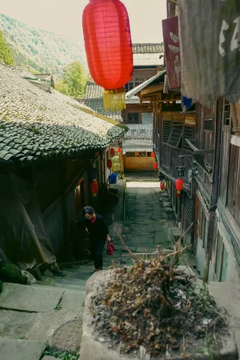 一个小村庄的狭窄巷道 有古老的建筑 一个人在街上走。