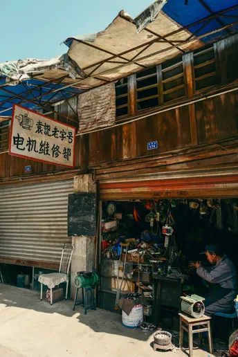 一个坐在街边小商店外面的男人