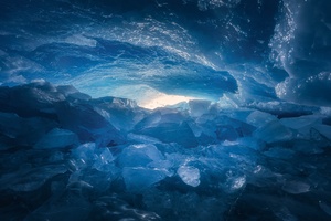 冰洞内蓝色的冰块上有光线