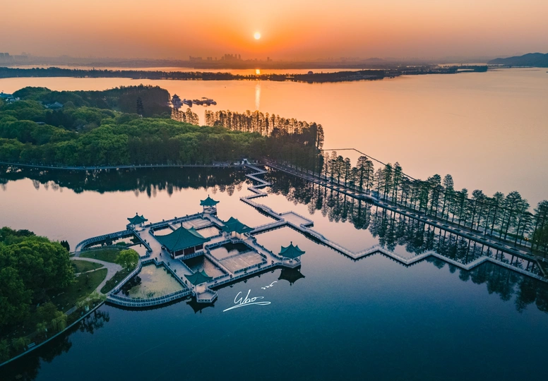 日落时湖中岛屿的鸟瞰图