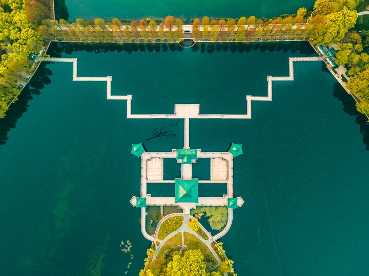 湖边小岛上的一所房子