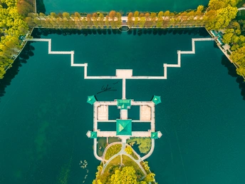 湖边小岛上的一所房子