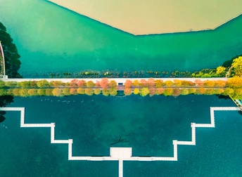 一幅湖中岛屿的画 有一条穿过水面的路