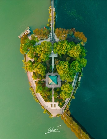 小岛上被水包围的房子