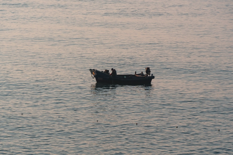 一艘小船漂浮在水上