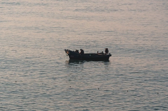 一艘小船漂浮在水上