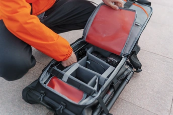 一个穿红皮箱的轮子上的男人