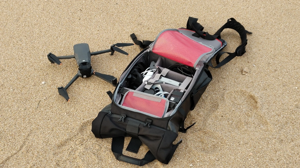 一个背包里装着相机在海滩上