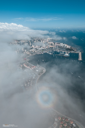 飞机上俯瞰城市和云朵的景象