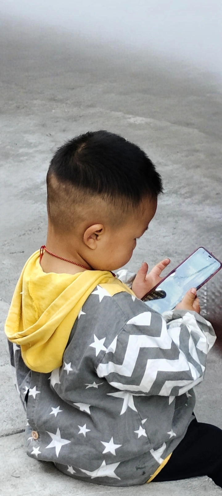 玩手机的男童