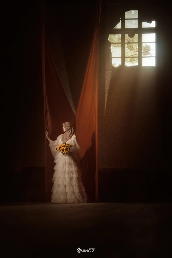 一个穿着白色婚纱的女人站在一个黑暗的房间里 有红色的窗帘。
