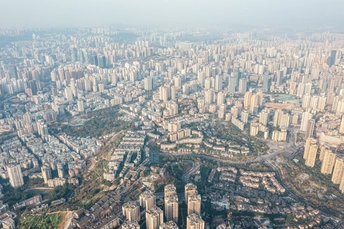 从空中的飞机上俯瞰一座有高楼大厦的大城市