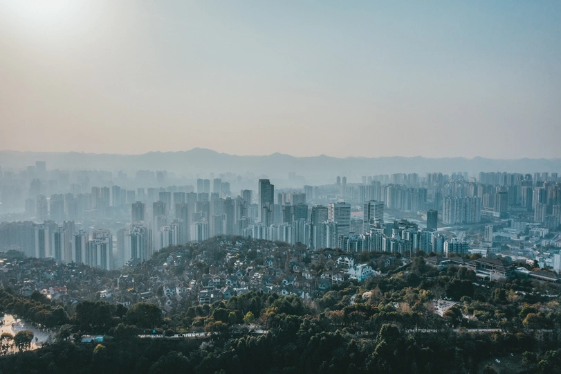一张以山为背景的城市照片