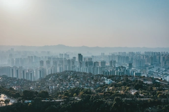 一张以山为背景的城市照片